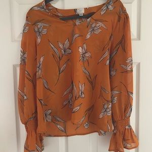 🌼 Yellow floral blouse